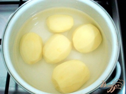 Отварить картофель.