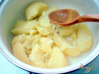 Сваренный картофель слегка расколоть на несколько кусков.