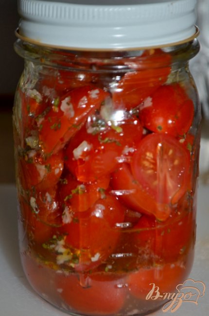 Залить маринадом помидоры. Настоять около получаса. Хранить в холодильнике.
