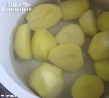 Отвариваем очищенный картофель в подсоленной воде