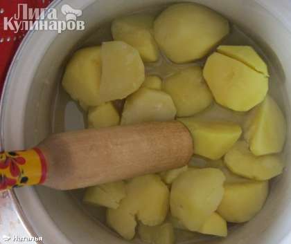 Пока жарится начинка для кармашков, готовим картофельное пюре