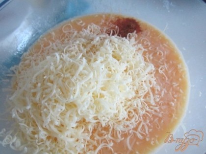 Яйца взбить со сливками, добавить тертый сыр, соль и мускатный орех по вкусу.