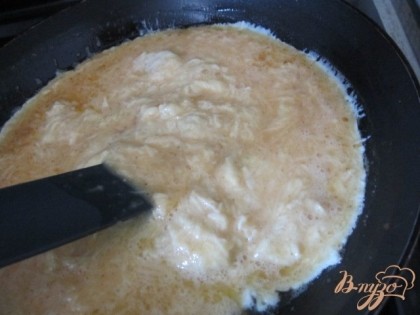 На горячую сковороду с оливковым маслом вылить яично-сырную смесь.Постоянно помешивая лопаткой дать ей немного взяться, минуты 2 не больше.