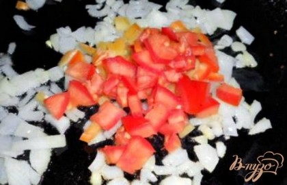 Лук порезать, обжарить немного на растительном масле. Добавить порезанные мелко помидоры и сладкий перец.