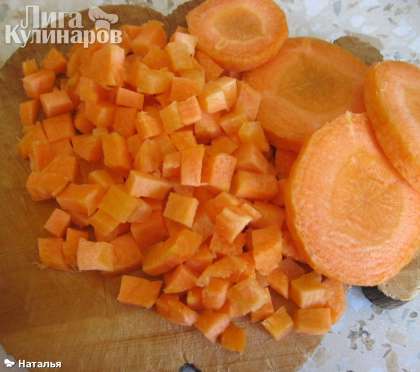 Режу кубиками морковь
