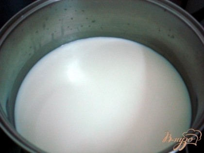 Молоко лучше брать не пастеризованное, а ещё лучше домашнее. Выливаем молоко в кастрюлю с толстым дном и доводим до 95*, закипает, но ещё чуточку нужно обождать.