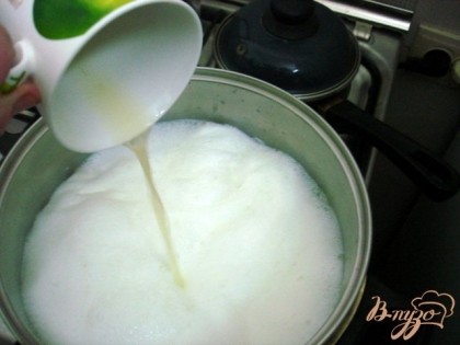 Солим молоко по вкусу и выливаем, постоянно помешивая сок.