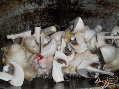 В толстостенную посуду (гусятница, казан и т.д.) налить растительное масло, раскалить его. Выложить в масло куски курицы, немного поперчить, чуть обжарить и добавить порезанные на 2-4 части грибы.