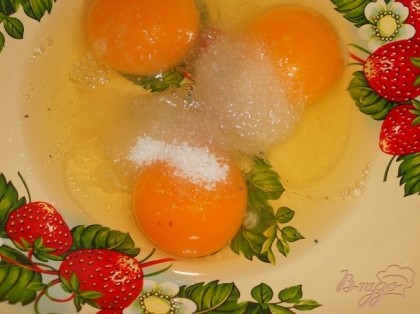 Яйца растереть с ванильным сахаром.