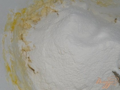Яйцо растереть с маслом, добавить соль и  розмарин, перемешать, всыпать муку и замесить мягкое тесто.
