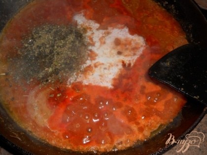 Всковороде растопить масло, добавить томатный соус, посолить по вкусу, добавить розмарин или специи по вашему вкусу, влить бульон, перелить в сотейник с котлетами и томить на слабом огне 15 - 20 минут.