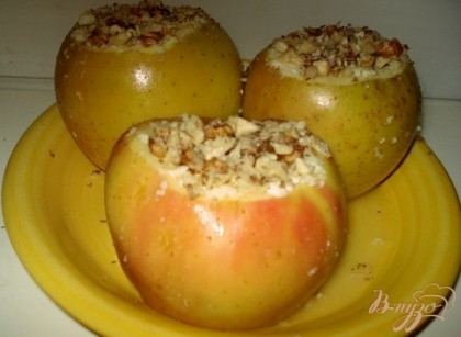 Готово! Готовые яблоки переложить на тарелки,полить медом и посыпать и измельченными орехами.Я указывала в ингредиентах 4 яблока, на фото -3)).Четвертое не поместилось,допекала отдельно)
