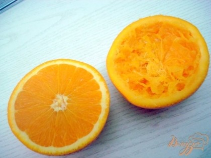 Апельсин разрезаем на 2 части и из каждой выдавливаем сок.