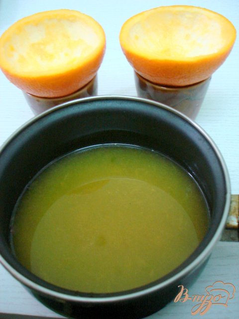 Вычищаем апельсиновые чаши от мякоти.Заливаем в них воду, замеряем, сколько жидкости в них войдёт.