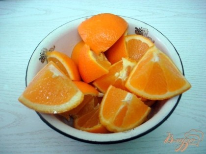 Апельсины крупно порезать и поместить на ночь в морозильную камеру.