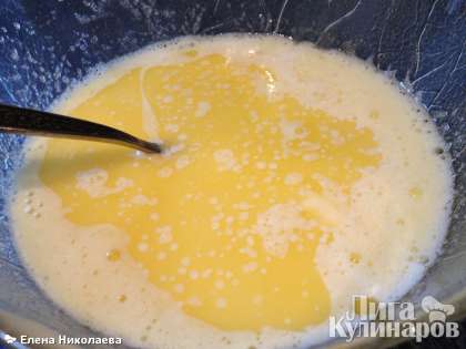 В яйца вливаем молоко и растопленное сливочное масло, размешиваем