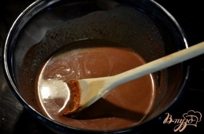 В другом блюде смешать какао и шоколад протертый.Залить горячим натуральным крепким кофе и перемешать.Затем добавим кефир и 2 ч.л ванилина,перемешать.