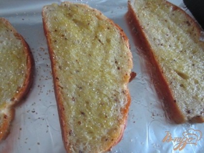 Ломтики хлеба ( у меня домашний) смазать оливковым маслом, немного посолить и посыпать сухим чесноком. Поставить в разогретую духовку 180 гр. на 3 мин.