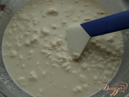 Затем перемешать, добавить тёплое молоко и муку смешанную с разрыхлителем.