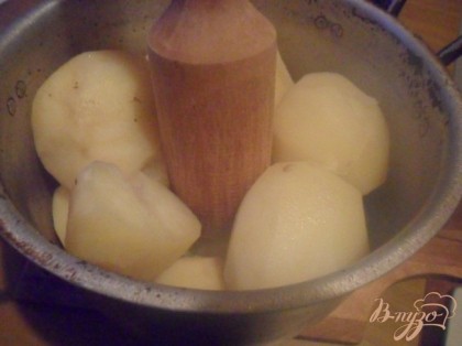 Картофель вымыть, очистить, отварить в подсоленной воде до готовности. Воду слить. Картофель размять в пюре. Немного остудить.