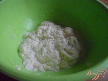 Из манки, соли, сахара, воды и дрожжей замесить тесто. Накрыть полотенцем и дать расстояться в течении 30-40 минут.