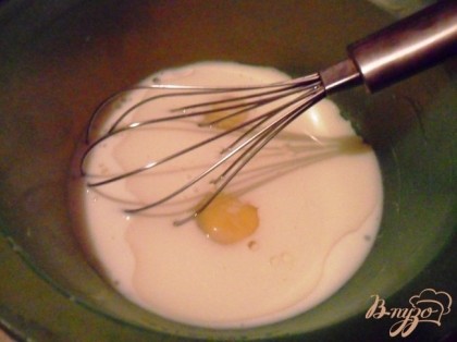 Яйцо соединить с растительным маслом и молоком.