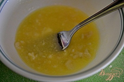 Растопить масло,добавить чеснок раздавленный,соль и лимон.сок.