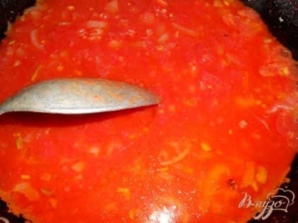 Выложить картофель в бульон, варить до готовности картофеля.Приготовить зажарку - лук порезать, обжарить на растительном масле. Добавить томатную пасту и домашний томат. Посолить, добавить немного сахара, черный молотый перец. Тушить на небольшом огне 5-7 мин. В конце добавить измельченный чеснок.