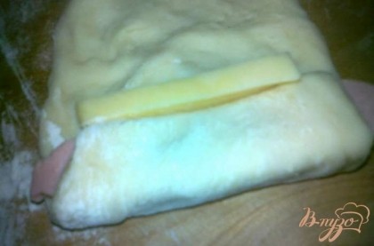 Положить кусочек сыра и завернуть до конца, также можно сделать с плавленным сыром.