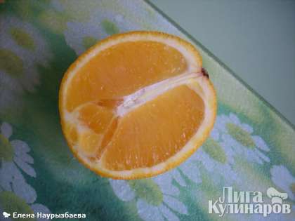 Апельсины помыть, порезать пополам.