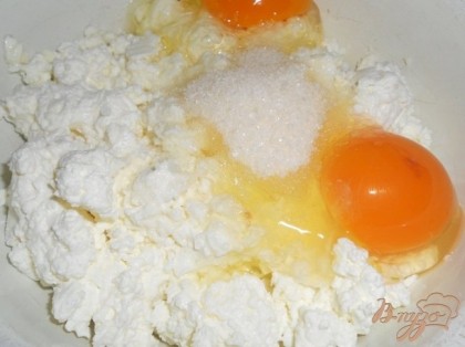 В творог вбить яйца, всыпать ванильный сахар.