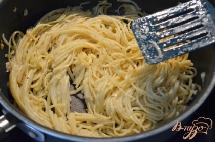 Спагетти готовые снять с огня ,слить воду и отставить 3/4 стакана с них. На сковороду с бекона выложить чеснок и обжаривать его 1 минуту.Добавить соль и красный перец.Добавить спагетти и пармезан.Долить воды с готовки спагетти.Перемешивать.