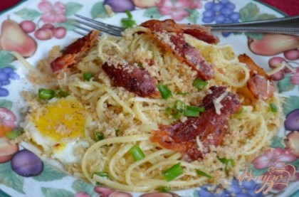 Готово! Разделить спагетти на 4 блюда.Также с беконом и яйцами,сверху посыпать хлебной крошкой из духовки,зеленым луком,пармезаном и посолить,поперчить по вкусу.Приятного аппетита.