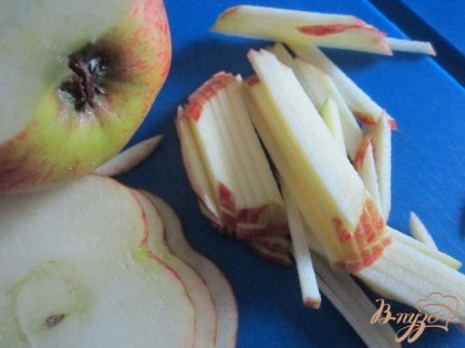 Яблоко нарезать тонкой соломкой.