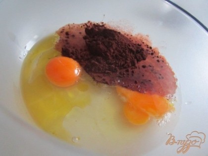 2 яйца, 2 ст.л. оливкового масла , 50 мл. теплой воды, щепотка соли и  1 ст.л. какао хорошо размешать венчиком.