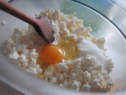 Начинка : творог, яйцо и сахар по вкусу, щепотка соли. Хорошо размешать.
