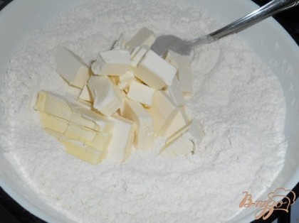 Просеянную муку, сахар, соль и разрыхлитель перемешать. Добавить порезанное кусочками холодное масло или маргарин.