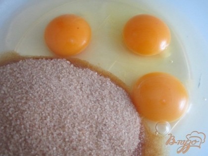 Яйца (у меня крупные, поэтому я взяла 3 шт. Если мелкие , то нужно 4 шт.) немного взбить с сахаром.