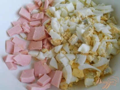 Колбасу и яйца порезать небольшими кубиками.