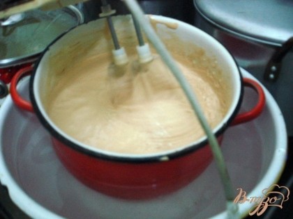 Для крема взбиваем яйца до увеличения в размерах в 3-4 раза, добавляем сахар и взбиваем вместе 7-10 минут. Затем ставим на водяную баню и продолжаем взбивать до загустения массы.Охлаждаем.А затем взбиваем с размягчённым сливочным маслом, коньяком и растворимым кофе.Крем получается лёгкий, воздушный, ароматный.
