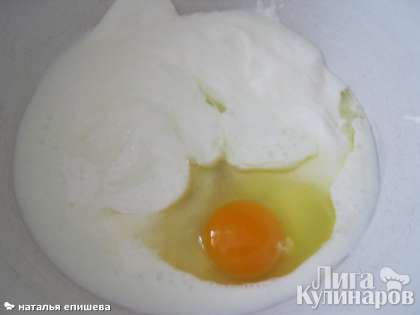 Сметану или кефир смешать с одним яйцом, добавить соль и сахар по вкусу.