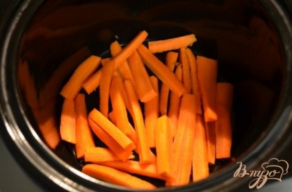 Порезать морковь крупной стружкой вручную. Cложить в слоукукер.