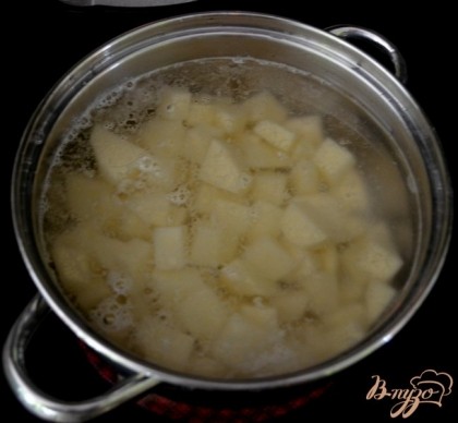 В соленой воде сварить картофель до готовности.