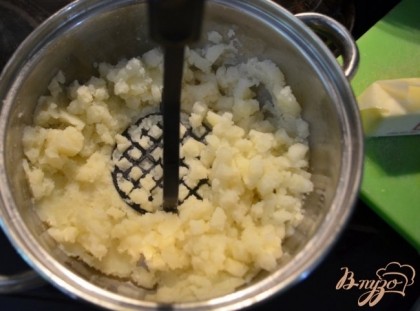 Слить воду,картофель размять толкушкой.Добавить слив.масло размягченное.Хорошо перемешать.
