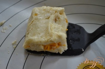 По рецепту тесто с сыром предлагается порезать по диагонали,и затем порезанные треугольники выкладывать на разогретую сковороду с маслом.Я делала прямоугольно- складывала их вместе, так чтоб сыр был внутри каждого скона.