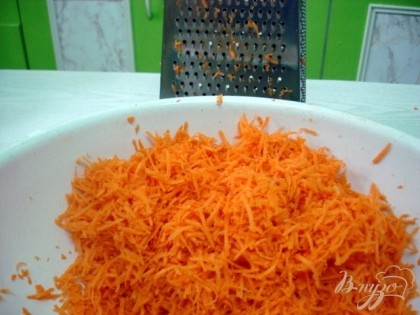 Натираем морковь на мелкой тёрке.