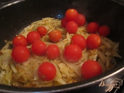 На поджаривание уйдет минут 10-15., затем выложить томаты. Накрыть крышкой и оставить так на 5 мин. Томаты должны стать теплыми  и чуть ломпнуть, отдав свой сок. Здесь можно посолить и поперчить по вкусу.