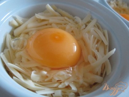 Сы натереть на терке.Керамические формы смазать сливочным маслом. На дно выложить сыр, выбить аккуратно яйцо ( или 2 на порцию) дело аппетита .
