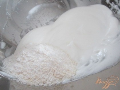 Теплый белок взбить, добавляя постепенно сахар до плотного и гладкого вида.