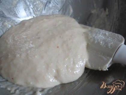 В белок добавлять по-немногу смесь миндаля и сахарной пудры.Получившееся тесто выложить в кондитерский кулек.